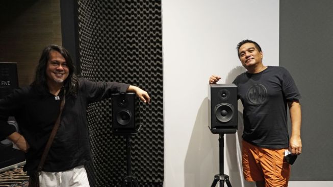 Dua musisi kawakan Indonesia, Indra Lesmana dan Aksan Sjuman, bersama dengan arsitek, Raul Renanda, kolaborasi memperkenalkan brand audio terbaru bernama LSR [LSR].