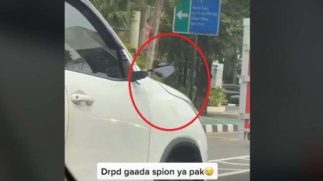 Spion Toyota Fortuner jadi sorotan publik karena bentuknya antimainstream (TikTok)