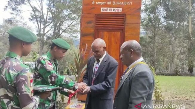 Bangun 6 Menara Lonceng Gereja di Papua, Ini Karya Nyata Monumental Satgas TNI Yonif 412