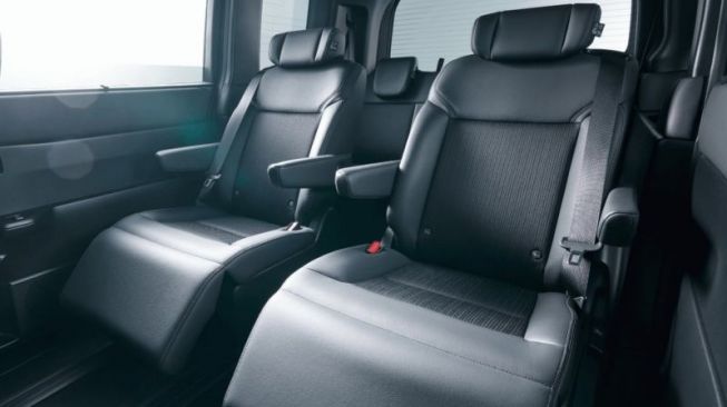 All-New Honda Step WGN dengan captain seat di baris kedua [Carscoops via ANTARA].