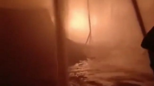 Kebakaran Hebat Melanda Sebuah Gudang di Sanggau