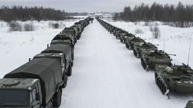 Foto udara kendaraan militer Rusia menunggu pemuatan ke pesawat kargo militer untuk berangkat ke Kazakhstan di Bandara Ivanovo, Rusia, pada (6/1/2021). [HANDOUT / RUSSIAN DEFENCE MINISTRY / AFP]