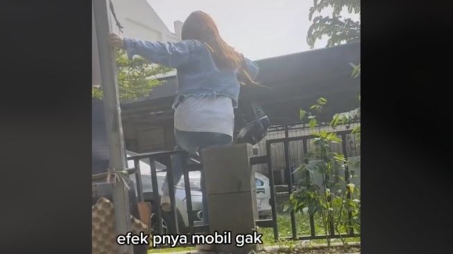 Efek Tidak Punya Garasi, Wanita Ini Rela Panjat Pagar ketika Hendak Gunakan Mobil