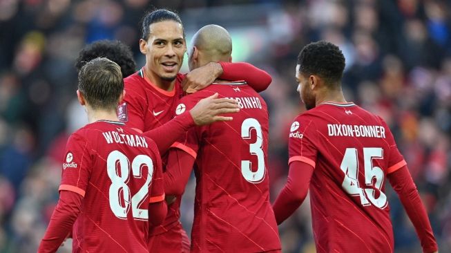 Para pemain Liverpool merayakan gol ke gawang Shrewsbury Town pada laga Piala FA di Anfield, Liverpool, Minggu (9/1/2022) malam WIB. [PAUL ELLIS / AFP]