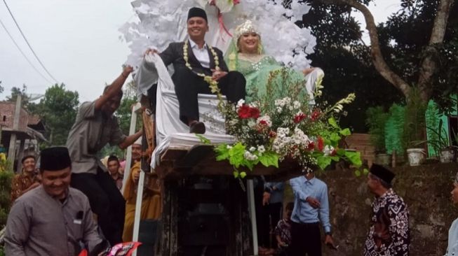 Unik Lur! Boyongan Pengantin di Temanggung Naik Forklift