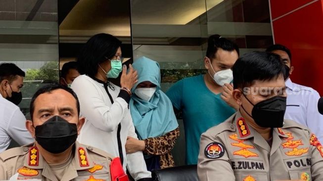 Polres Metro Jakarta Selatan menghadirkan pedangdut Velline Chu (berhijab biru muda) dan suaminya, Budi Harianto (kaos biru muda) dalam kasus narkoba jenis sabu, Senin (10/1/2022). [Yuliani/Suara.com]