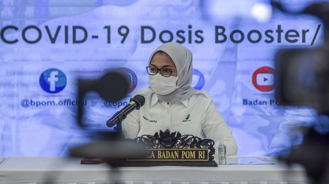 Kepala Badan Pengawas Obat dan Makanan (BPOM) Penny Lukito memberikan keterangan pers terkait vaksin COVID-19 booster atau vaksin lanjutan di Kantor BPOM, Jakarta, Senin (10/1/2022). ANTARA FOTO/Galih Pradipta