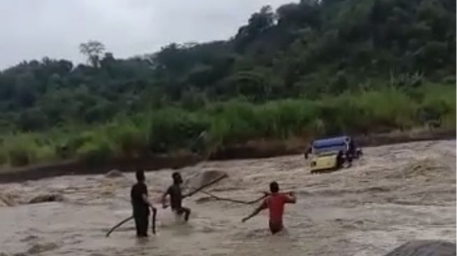 Truk Pengangkut Pasir Terseret Banjir di Tegal, Dua Orang Tewas