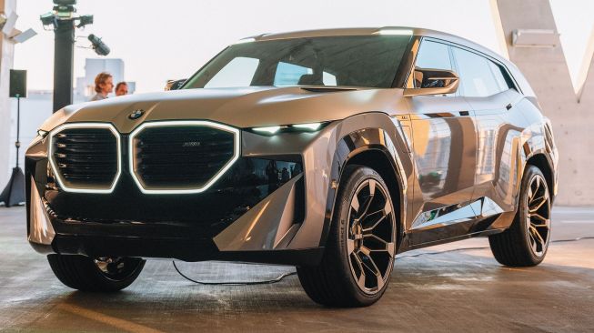 BMW XM Concept tampak depan dan samping [Carscoops].