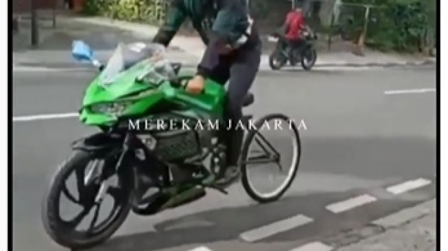 Kawasaki Ninja ZX-25R jadi-jadian, tak perlu lagi mampir ke SPBU (Instagram)