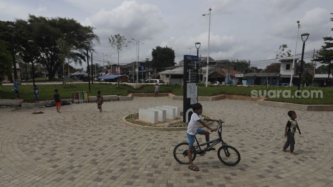 Sejumlah anak bermain di kawasan integrasi terpadu Stasiun Manggarai, Kecamatan Tebet, Jakarta Selatan, Senin (10/1/2021). [Suara.com/Angga Budhiyanto]