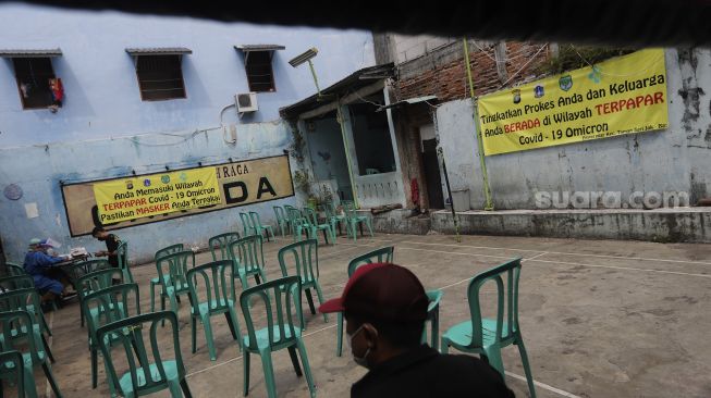 Petugas kesehatan mendata warga yang akan melakukan tes usap (Swab Test) PCR di Kelurahan Krukut, Kecamatan Taman Sari, Jakarta, Senin (10/1/2021). [Suara.com/Angga Budhiyanto]