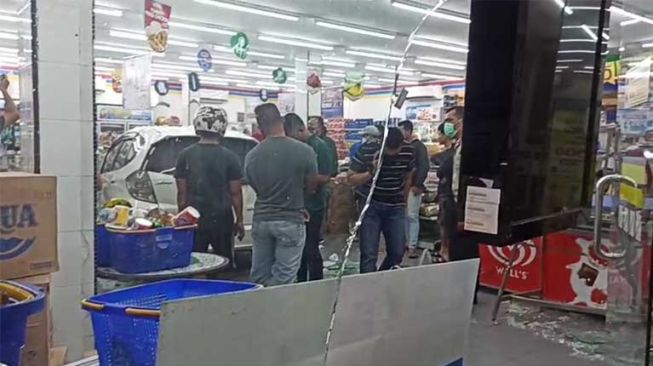 Kronologi Mobil Tabrak Indomaret, Lukai Sejumlah Pengunjung di Pekanbaru