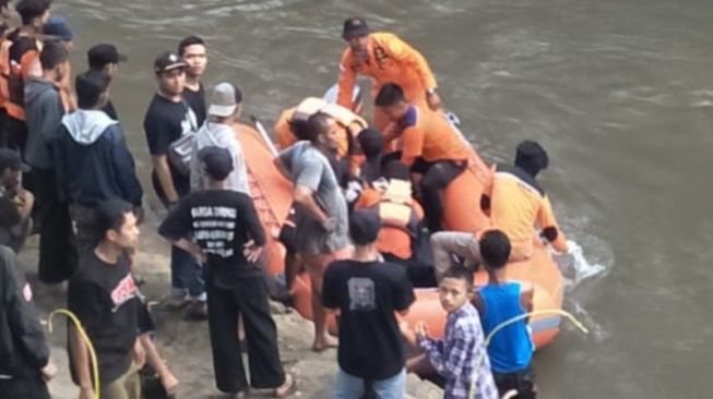 Pasutri Terseret Arus Banjir Bandang Jember, Suami Ditemukan Tewas, Istrinya Hilang