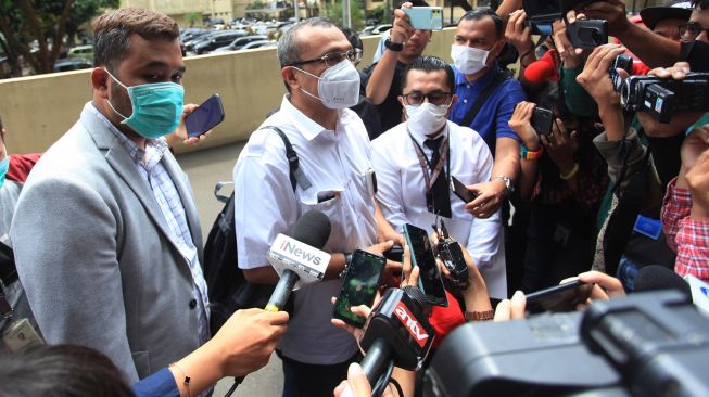 Pegiat media sosial yang pernah menjadi politisi Partai Demokrat Ferdinand Hutahean (kedua kiri) memberikan keterangan kepada wartawan saat tiba untuk menjalani pemeriksaan di Bareskirim Mabes Polri, Jakarta, Senin (10/1/2022). ANTARA FOTO/Reno Esnir