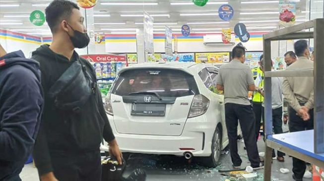 Mobil tabrak minimarket di Pekanbaru, sejumlah orang terluka, Minggu (9/1/2022). [Defri Candra/Riauonline]