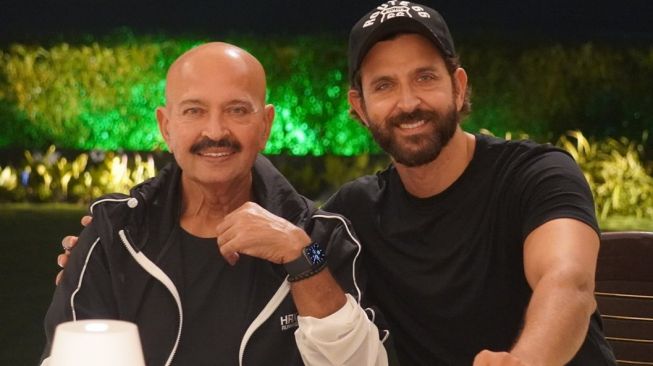 Hrithik Roshan bersama sang ayah, Rakesh Roshan. [Instagram]