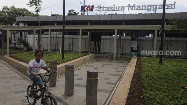 Seorang anak bermain sepeda di kawasan integrasi terpadu Stasiun Manggarai, Kecamatan Tebet, Jakarta Selatan, Senin (10/1/2021). [Suara.com/Angga Budhiyanto]