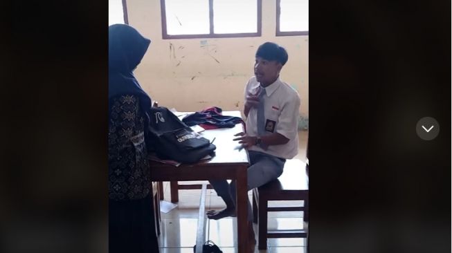 Kocak! Asik Mainan HP di Kelas, Siswa Ini Syok saat Ketahuan Guru