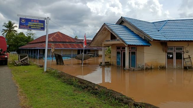 Banjir yang merendam Dinas Pemadam Kebakaran Kecamatan Sembakung pada Minggu, (9/1/2022). (Restu Fadilah/Suara.com)