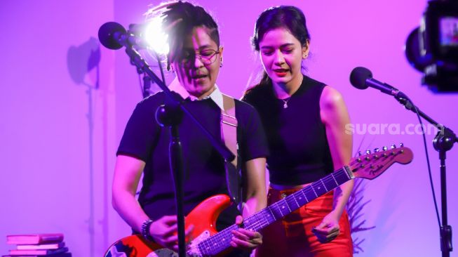 Aksi grup musik Black Champagne ketika tampil saat berkunjung kantor redaksi Suara.com di Kuningan, Jakarta Selatan, Senin (10/1/2021). [Suara.com/Alfian Winanto]