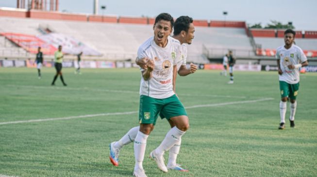 Penyerang Persebaya Surabaya, Samsul Arif melakukan selebrasi usai menjebol gawang Tira Persikabo dalam laga BRI Liga 1 di Stadion Kapten I Wayan Dipta, Gianyar, Bali, Senin (10/1/2022) petang WIB. [dok. PT Liga Indonesia Baru]