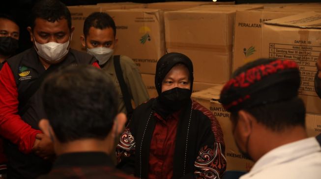 Kunjungi Perbatasan RI-Malaysia, Mensos Risma Salurkan Bantuan Banjir