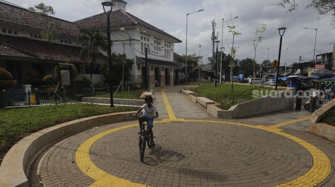 Seorang anak bermain sepeda di kawasan integrasi terpadu Stasiun Manggarai, Kecamatan Tebet, Jakarta Selatan, Senin (10/1/2021). [Suara.com/Angga Budhiyanto]