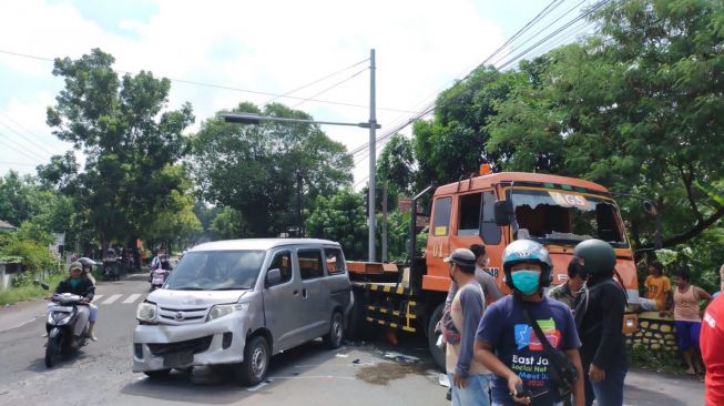 Tragis! Kecelakaan Beruntun Libatkan 5 Kendaraan, Satu Orang Tewas di Jombang