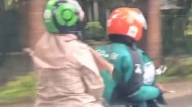 Boncengin Pelanggan, Posisi Duduk Driver Ojol Bikin Salfok, Warganet: Takut Bini, Bang?