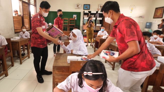 Wow! Gibran Ajak Pemain Persis Solo Blusukan ke Sekolah-sekolah