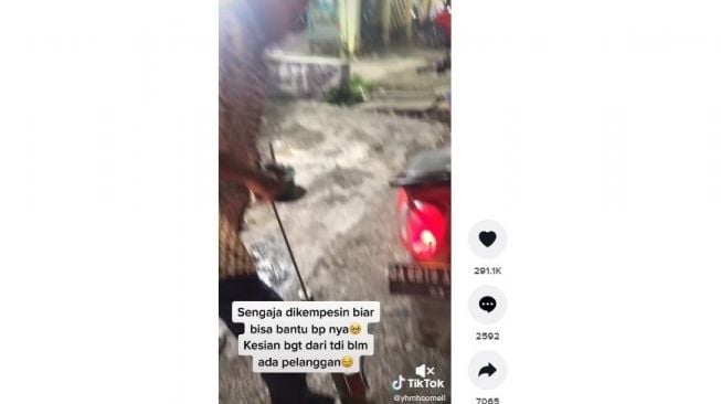 Rela kempiskan ban sepeda motor demi menolong seorang kakek. [TikTok]