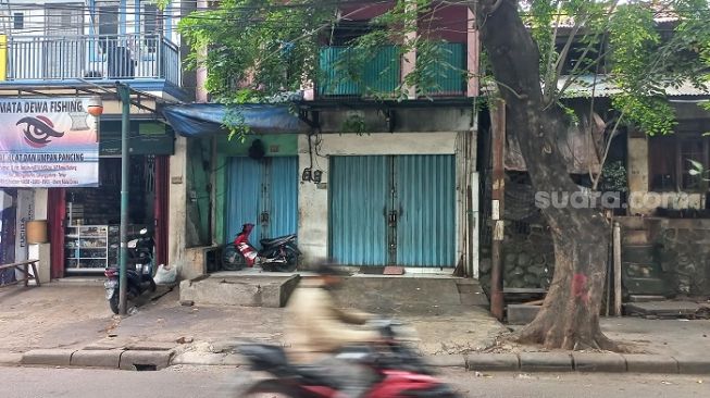 Sebuah ruko di kawasan Cakung Jakarta Timur yang menjadi lokasi penemuan pria berkostum badut tewas. (Suara.com/Yaumal)