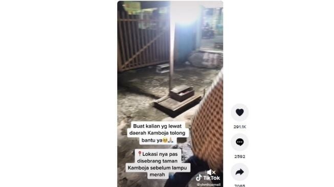 Rela kempiskan ban sepeda motor demi menolong seorang kakek. [TikTok]