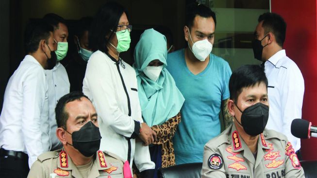 Pedangdut Velline Chu mengenakan jilbab dihadirkan saat rilis penyalahgunaan narkoba di Polres Metro Jakarta Selatan, Senin (10/1/2022). [Suara.com/Septian]