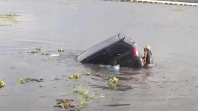 Viral Avanza Tercebur ke Waduk Gegara Sopir Grogi Lupa Rem Tangan