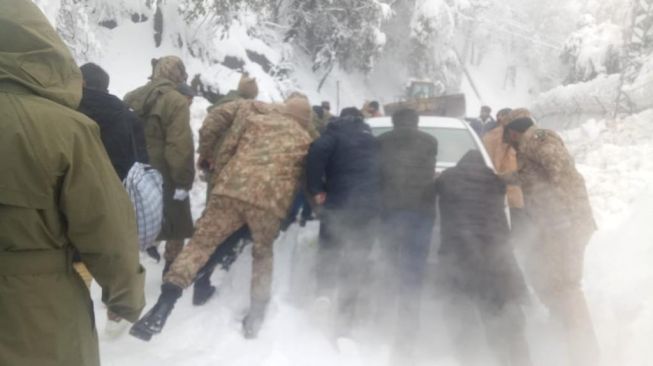 Puluhan Orang Tewas di Dalam Mobil karena Terjebak Badai Salju di Pakistan