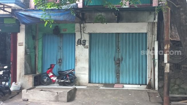 Sebuah ruko di kawasan Cakung Jakarta Timur yang menjadi lokasi penemuan pria berkostum badut tewas. (Suara.com/Yaumal)