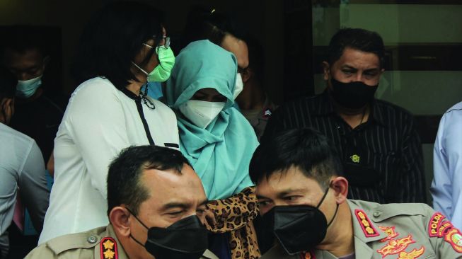 Pedangdut Velline Chu mengenakan jilbab dihadirkan saat rilis penyalahgunaan narkoba di polres jakarta selatan, jakarta (10/1/2022). [Suara.com/Septian]
