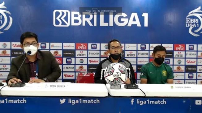 Pelatih Persebaya Surabaya Aji Santoso (tengah) didampingi oleh pemain Samsul Arif (kanan) berbicara pada sesi konferensi pers virtual seusai pertandingan melawan Persikabo Bogor pada pekan ke-18 Liga 1 di Stadion I Wayan Dipta, Gianyar, Bali, Senin (10/1/2022). (ANTARA/Aldi Sultan)