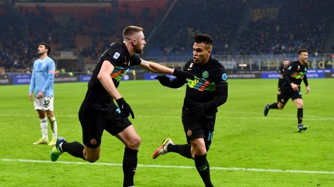 Pemain Inter, Milan Skriniar mencetak gol kemenangan timnya melawan Lazio di laga lanjutan Serie A, Senin (10/1/2022) dini hari WIB. (Foto: AFP)