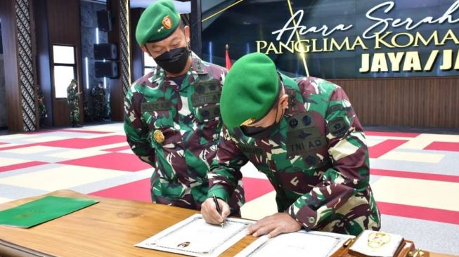 Prosesi upacara serah terima jabatan Pangdam Jaya dari Mayjen TNI Mulyo Aji kepada Mayjen TNI Untung Budiharto di Markas Besar TNI AD, Jakarta Pusat, Senin (10/1/2022). [Dok. Pendam Jaya]