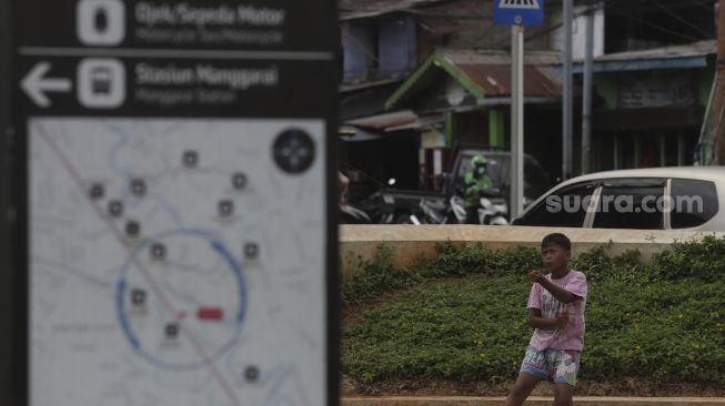 Seorang anak bermain di kawasan integrasi terpadu Stasiun Manggarai, Kecamatan Tebet, Jakarta Selatan, Senin (10/1/2021). [Suara.com/Angga Budhiyanto]