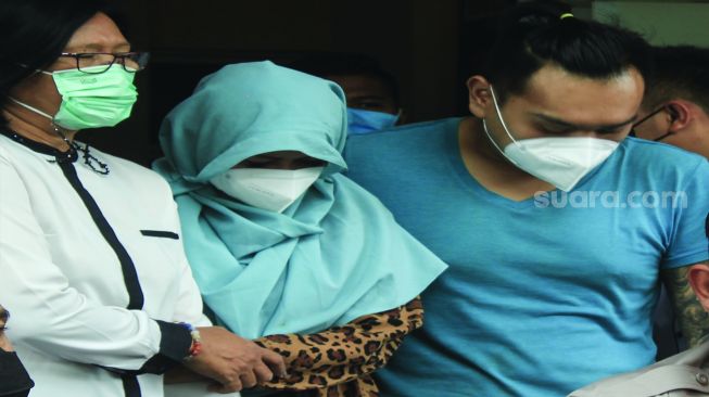 Pedangdut Velline Chu mengenakan jilbab dihadirkan saat rilis penyalahgunaan narkoba di polres jakarta selatan, jakarta (10/1/2022). [Suara.com/Septian]
