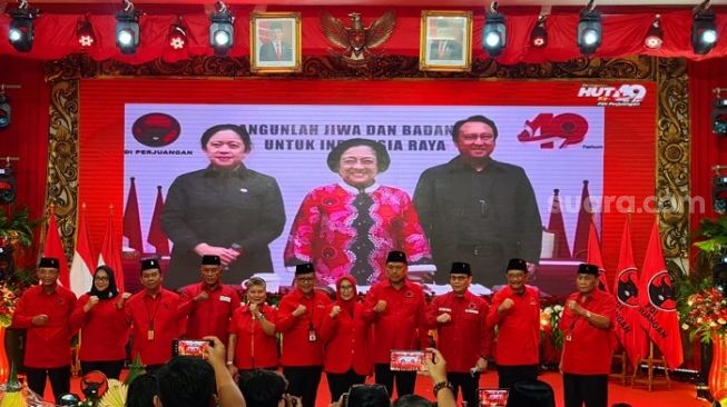 Ketua Umum PDIP Megawati Soekarnoputri dan jajaran kader dalam HUT PDIP ke-49. (Suara.com/Bagaskara)