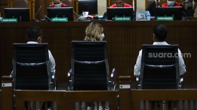 Aktris Nia Ramadhani (tengah) saat menjalani sidang putusan kasus narkoba di Pengadilan Negeri Jakarta Pusat, Selasa (11/1/2021). [Suara.com/Alfian Winanto]