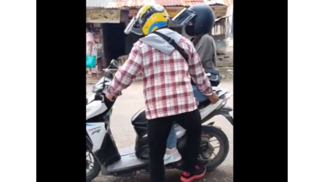 Viral Aksi Wanita Tak Mau Turun dari Motor Mogok, Warganet Geram: Tukarkan Aki Saja