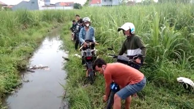 Digerebek Polisi, Pelaku Balap Liar di Mojokerto Ngumpet ke Sawah