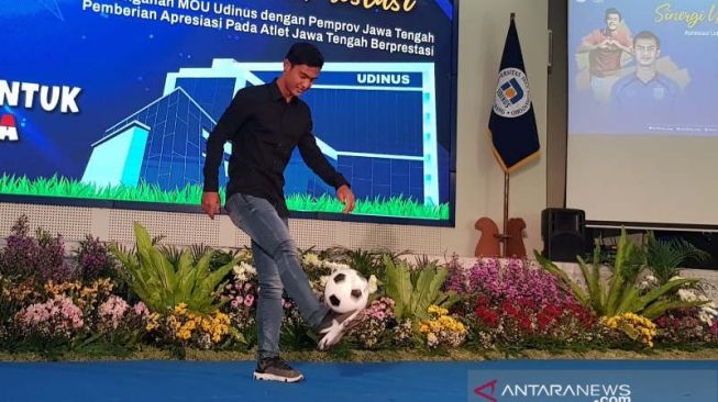 Pemain Timnas Indonesia Pratama Arhan menunjukkan kemampuannya mengolah bola dalam acara "Sinergi Untuk Prestasi" yang digelar Udinus Semarang, Selasa (11/1/2022). ANTARA/I.C. Senjaya 