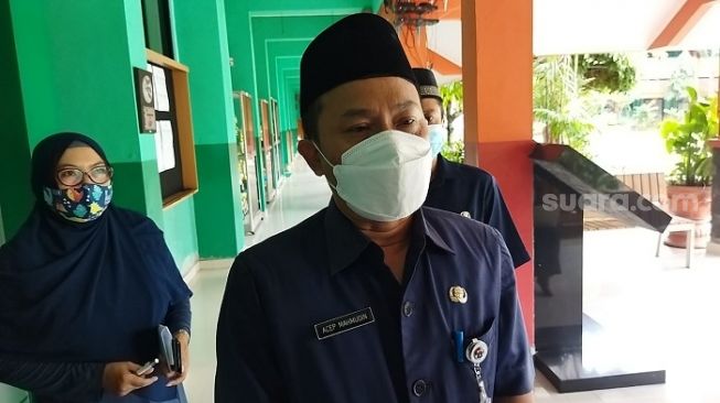 Kepala Sekolah SMAN 71 Jakarta, Acep Mahmudin terkait peniadaan PTM karena siswa positif Covid-19.